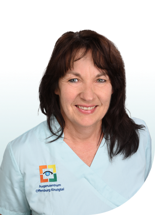 Person mit schulterlangem, dunklem Haar trägt weißes medizinisches Oberteil mit Logo und Schriftzug 'Augenzentrum Offenburg Kinzigtal' auf der Brust.