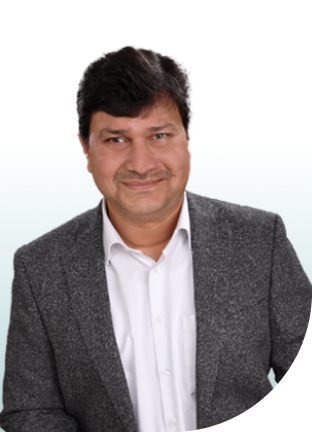 Mann mit dunklem Haar trägt grauen Sakko und weißes Hemd.